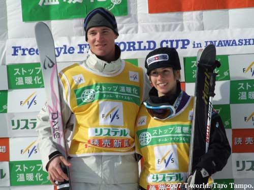 2007FISフリースタイル スキー ワールドカップ モーグル総合チャンピオン：デイル・ベッグ-スミス：ジェニファー・ハイル